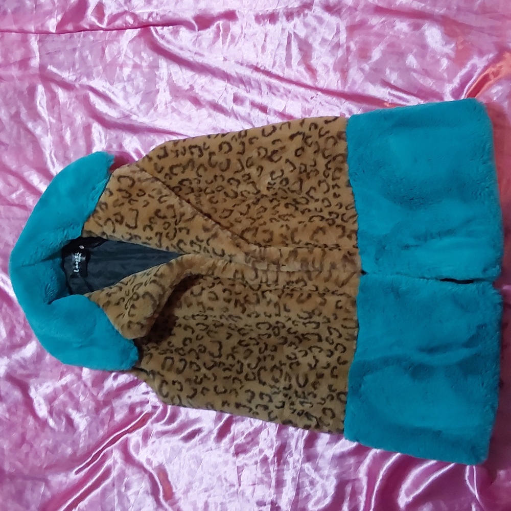 NWOT Plush animal print tan and turquoise sleeveless coat New🔥🔥